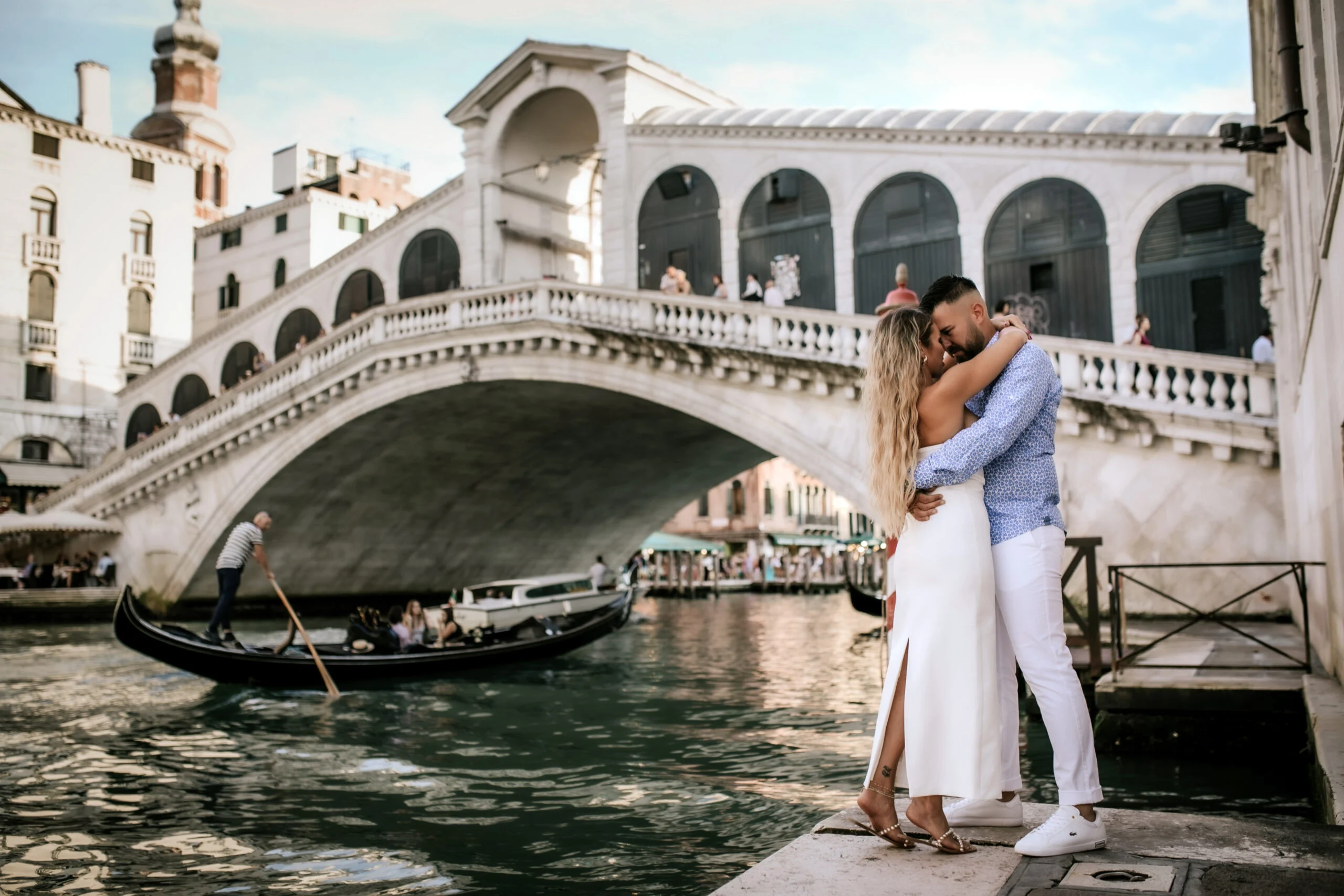 Couple embracing in front of the Rialto Bridge