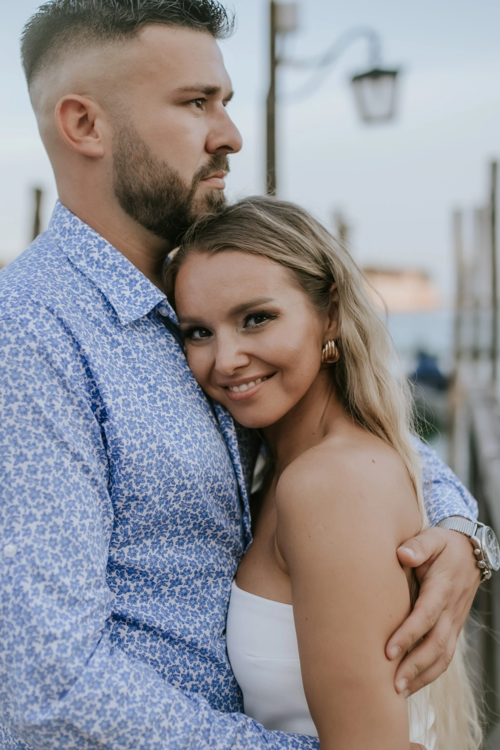 Close portrait of the couple, the woman looking at the camera