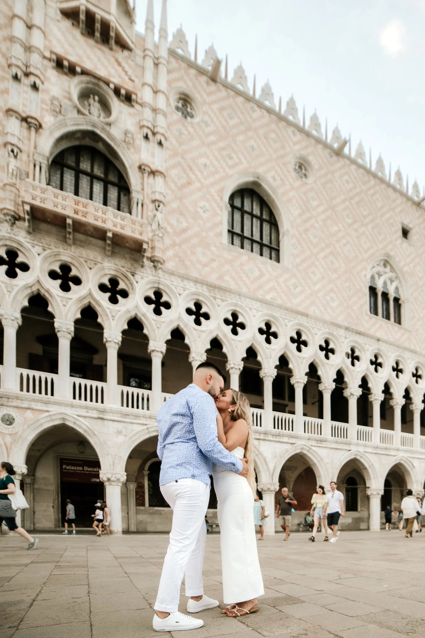 Couple embracing under the arcade of the Doge's Palace