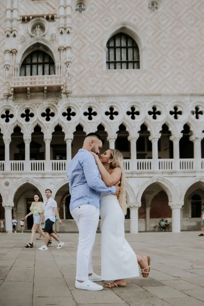 Couple embracing in front of the Doge's Palace