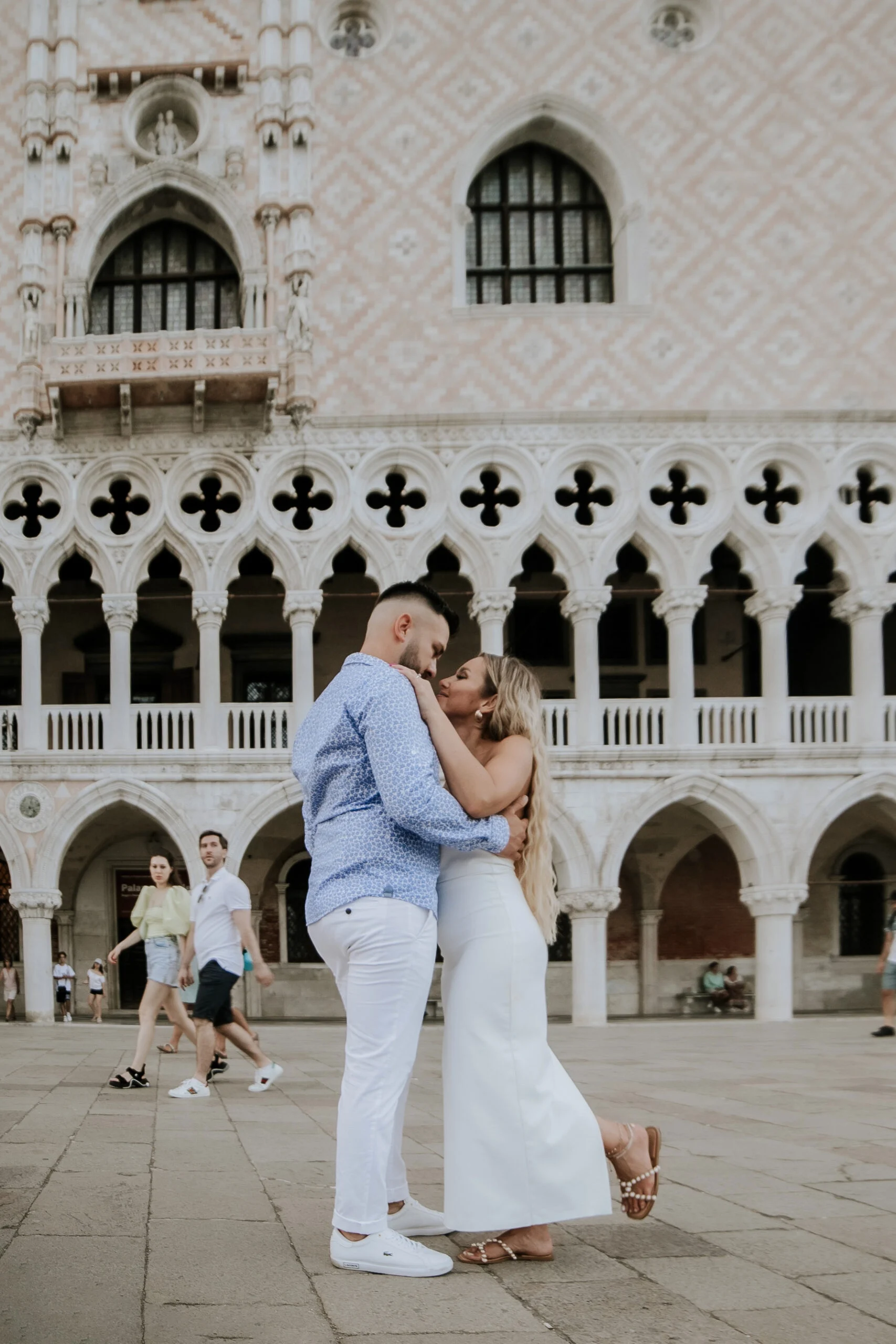 Couple embracing in front of the Doge's Palace